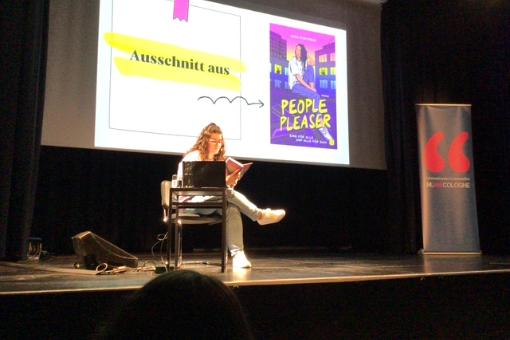Anna Dimitrova liest aus ihrem Roman „People Pleaser“ (c) URS Anna Dimitrova liest aus ihrem Roman „People Pleaser“